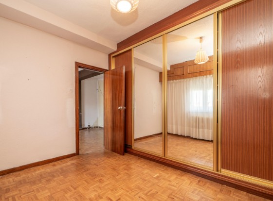 Armario antiguo antes de la reforma de carpintería Armario empotrado antiguo con puertas de espejo y marco dorado sobre parquet de mosaico, antes de la reforma