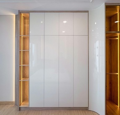 Armario empotrado lacado en blanco brillante con iluminación LED