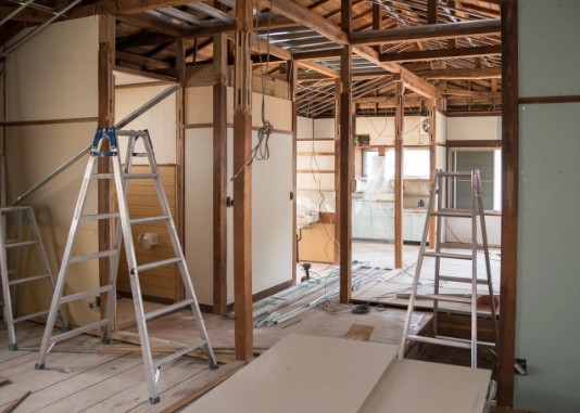 Arranque de carpintería antigua en una reforma en Málaga Retirada de la carpintería antigua de una vivienda al inicio de la reforma de madera