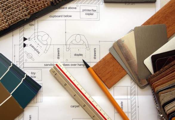 Plano de diseño de cocina a medida junto a muestras de madera y cartas de color