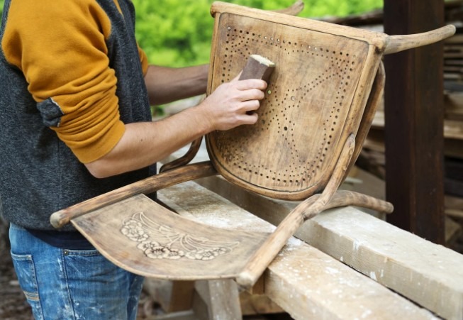 Taller de carpintería en Málaga con herramientas y tablones de madera