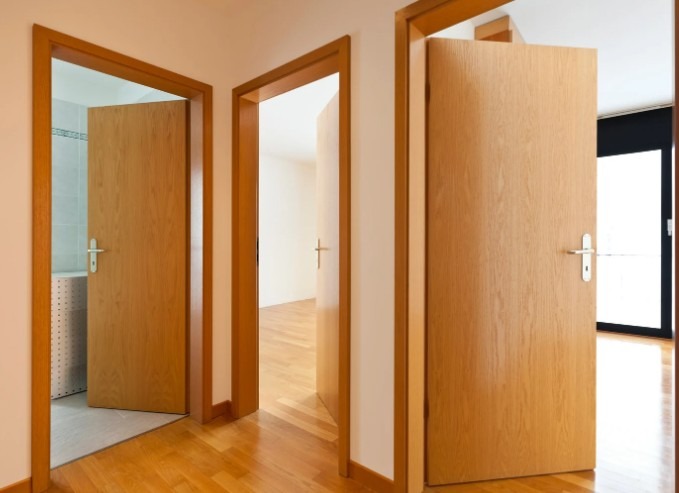 Puerta de entrada en madera de iroko - Carpintero en Málaga