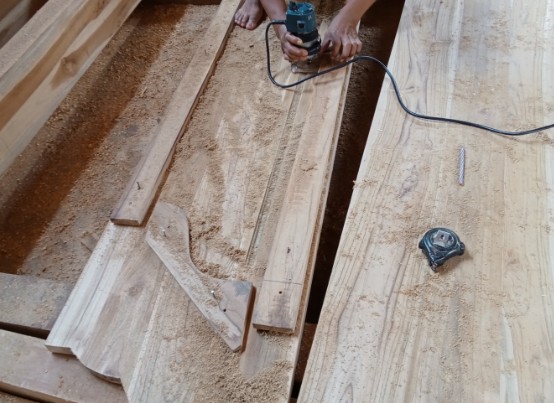 Mecanizado de las molduras de un rodapié de madera en el taller