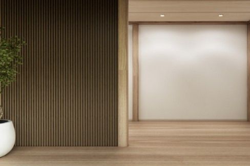 Panel de lamas de madera oscura de suelo a techo en el salón, listo para anclar la televisión