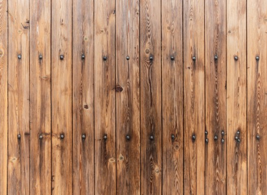 Vallado de madera de tablas verticales tratadas con clavos de forja