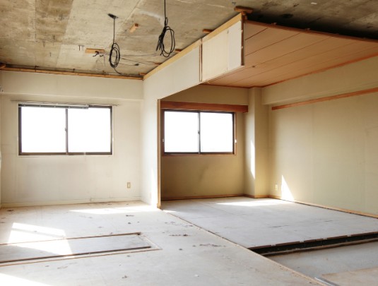 Reforma de carpintería en Málaga Vivienda vacía con la carpintería ya retirada, lista para empezar la reforma de madera